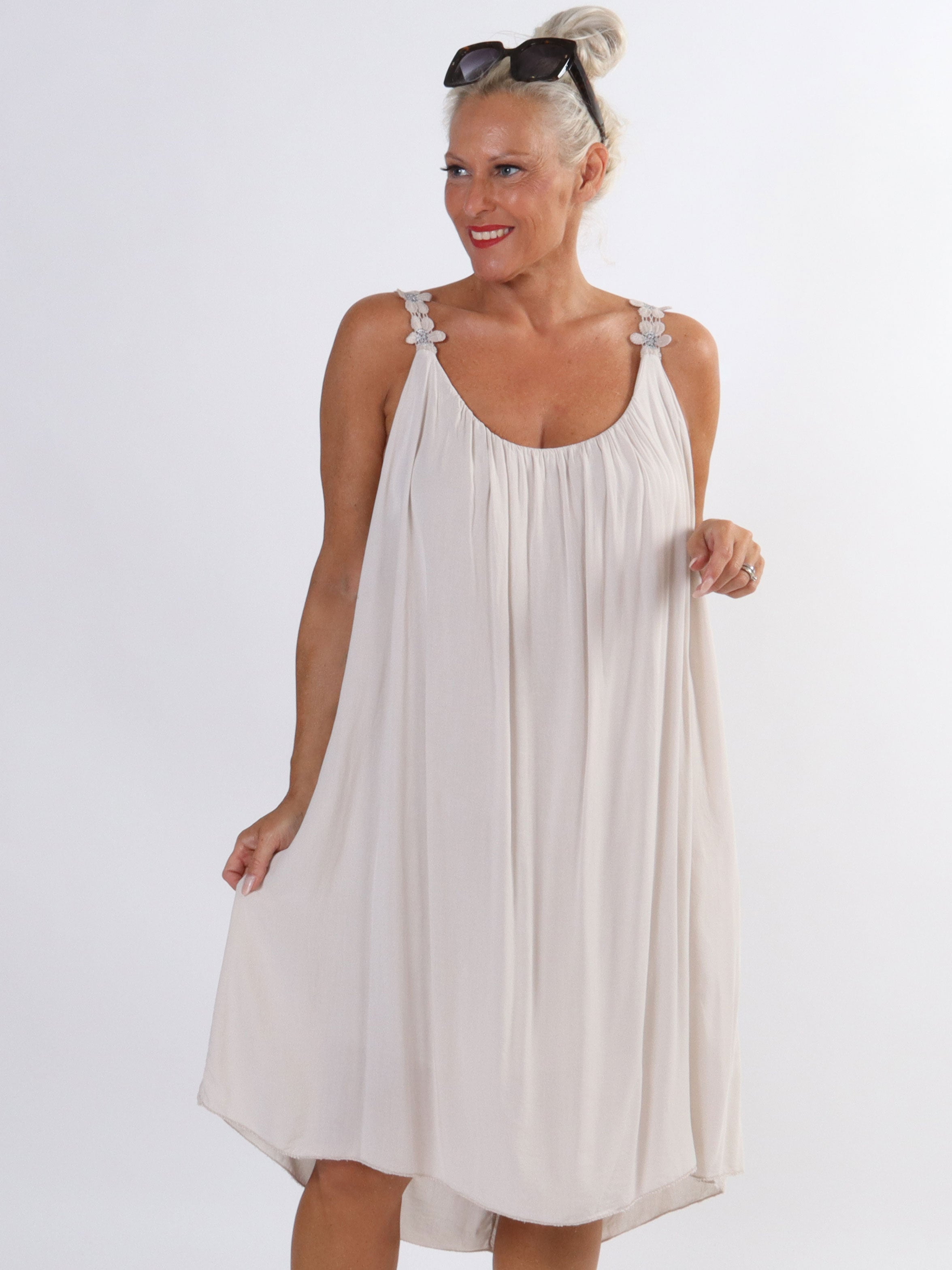 Ane - Sød plus size sommerkjole med broderet stroppe